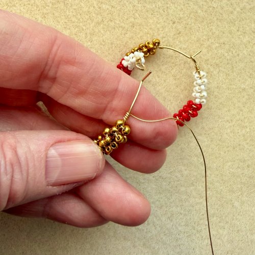 Margot Potter's Wrap It Up Earrings - , Contemporary Wire Jewelry, Wire Wrapping, Wrapping, Wire Wrapping Jewelry, Beads, Wrap the wire tail tightly around